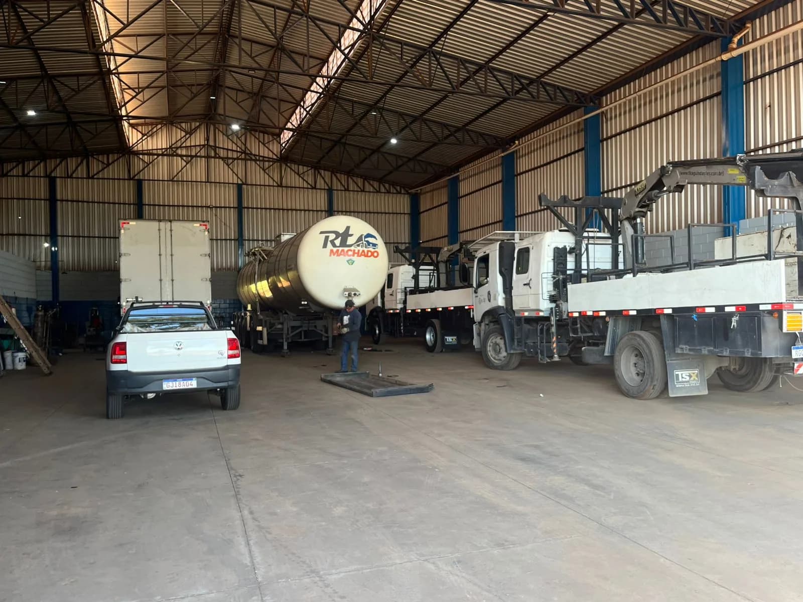 Caminhão munck e carreta-tanque na oficina RT Posto de Molas